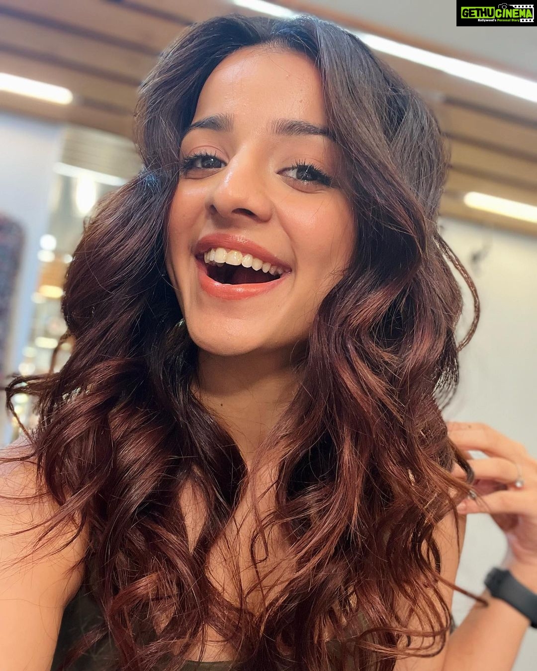 Mahima Makwana Instagram - it’s been a while. So Hii! 🫶🏻✨ MUA - @sakbagasramua Hairstylist- @hrishidoeshair