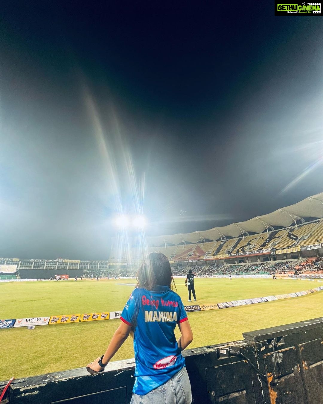 Mahima Makwana Instagram - Had great time supporting my favourite team @mumbaiheroesofficial CCL2023 is an experience of entertainment and sportsmanship. It depicts unity in diversity of our country. And #id247 to make our day memorable. @cclt20 @mumbaiheroesofficial @id__247