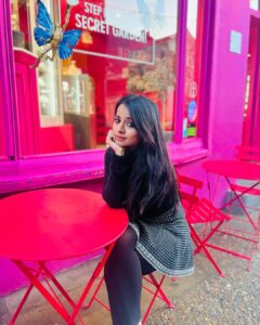 Mahima Makwana Instagram - cinnamon roll and coffee. 😭✨