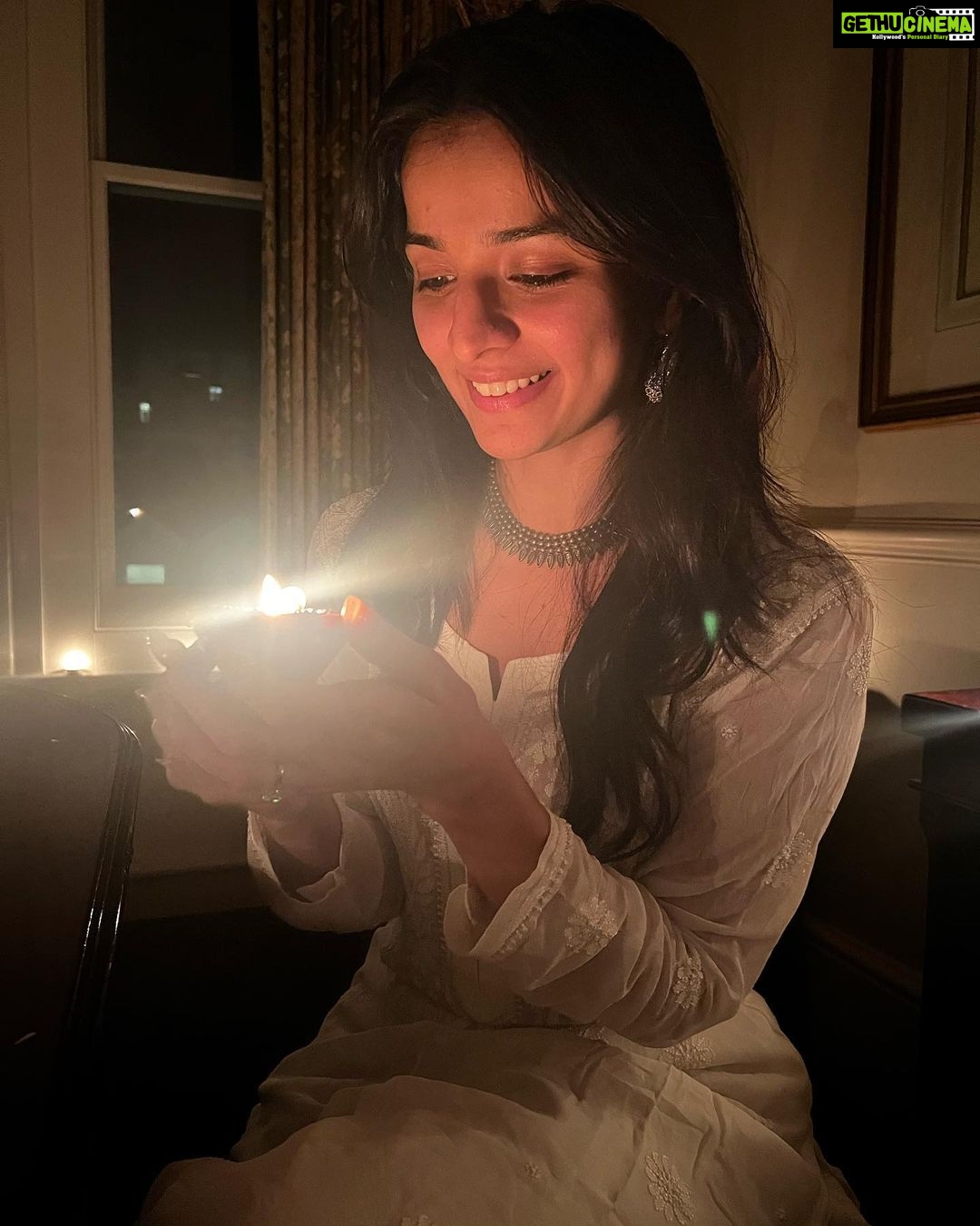 Mahima Makwana Instagram - Happy Diwali.✨ packup waali, london waali Diwali. Wishing ya’ll love and light. London, United Kingdom
