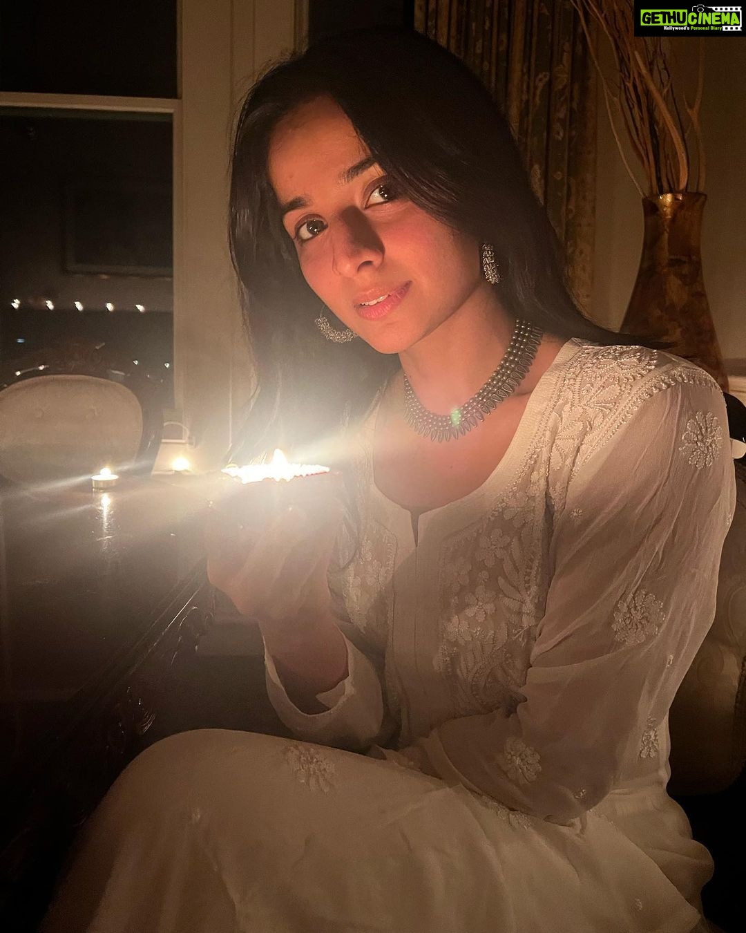 Mahima Makwana Instagram - Happy Diwali.✨ packup waali, london waali Diwali. Wishing ya’ll love and light. London, United Kingdom