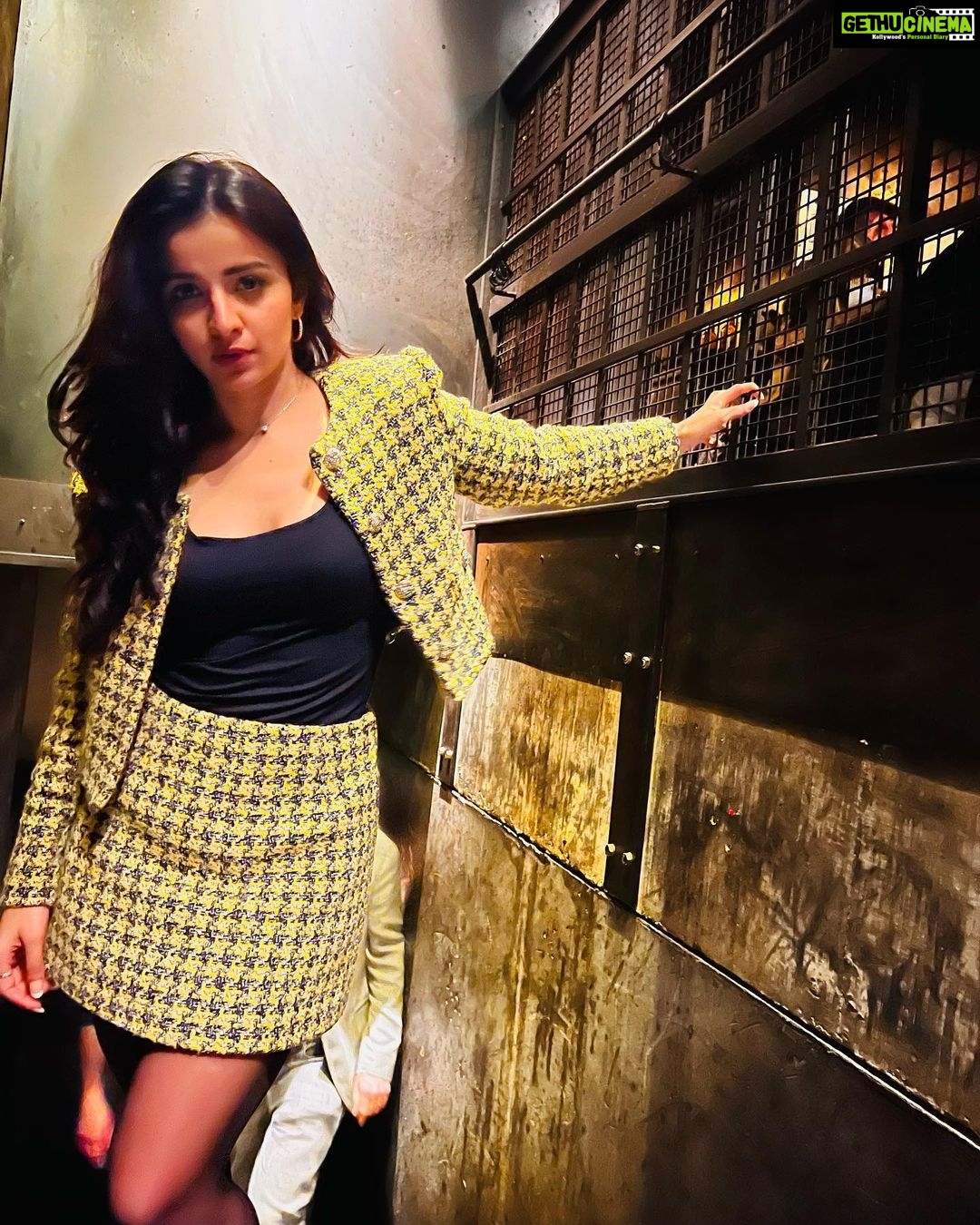 Mahima Makwana Instagram - Graffiti. ✨ Styled by - @suveera.swetesh.stylist Shoreditch East London
