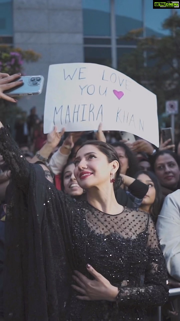 Mahira Khan Instagram - My heart is in a constant state of gratitude because of all of YOU. Alhumdulillah. All of you mean the world to me. I feel the love… with every smile, screams, hugs, tears.. I feel it, I feel all of it. And you should know… that I love you all. I promise to work harder for all of you. InshAllah. Thank you so much Canada… we feel humbled. Yours 💋💌 🎥 @noirstudios.ig @thisishssn #humawards2022 Bottom of My Heart