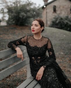 Mahira Khan Instagram - ♟ @nomiansari @iambabarzaheer @nidakhan.hairstylist @kiranfinejewellery @wajahut #humawards2022