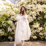 Mahira Khan Instagram - This one named after my cousin Samah.. my Samah Apa, bravest of all. I used to follow her around in the mall when I was little. I would love wearing all her hand me downs. Thank you for being kind to me and being my safe space in my teens. I love you my beautiful sister.. always ♥️💌 📸 @shahbazshaziofficial 📽️ @talhahahahahaha_ 💄 @adnanansariofficial 💇🏻‍♀️ @iambabarzaheer 🎨 @aarij_1