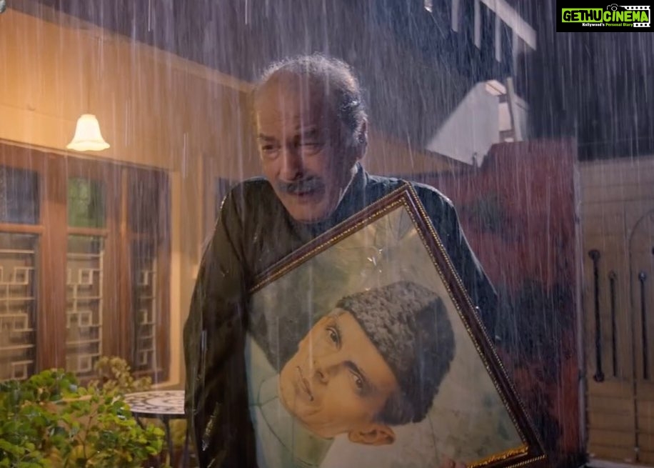 Mahira Khan Instagram - Qavi Saab.. the legend, the actor par excellence.. at the age of 79 stands tall amongst a plethora of young artists, because till date he is the most dedicated of them all. He is always prepared. He loves what he does and you can see it in every frame. He is generous with his words to actors like me and others, who watch him in awe. I’ve learnt so much about this man. He’s had his fair share of failures in life.. and still continues to do what he does with a smile which oozes both humility and pride. What an honour to have him amongst us. Alhumdulillah. Mohd Qavi Khan Sahab- you are my hero ♥️ P.S Just look at that hand he puts on his head in this scene… ufff.. that little gesture, it’s the whole scene for me.