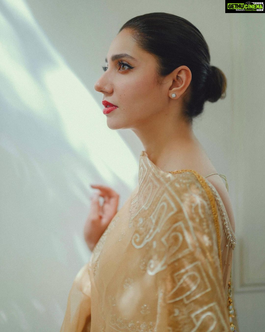Mahira Khan Instagram - Eid Mubarak to all 🕊🌹