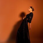 Mahira Khan Instagram - When in doubt either wear black or wear @farazmanan , I did both x 💋 @seemabsaqibkhan @iambabarzaheer @neemarjewels