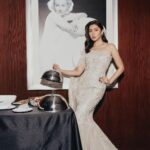Mahira Khan Instagram - Snacks anyone ? 🍟 👗 @farazmanan 📸 @shootmeamer 💄 @iambabarzaheer 💎 @kamyenjewellery