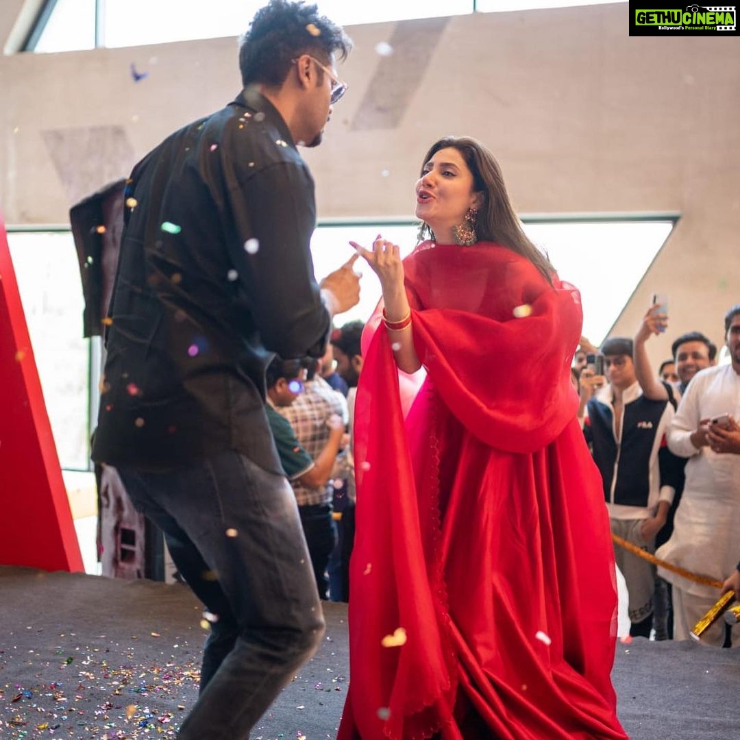 Mahira Khan Instagram - πΉππ½π @mustafafahad26 @nabqur @fizza_meerza QuaideAzam Zindabad releasing this Eid in a cinema near you ππ¬β₯οΈ P.S can you guess what im telling Nabeel and Fizza? πΈ @rizwantakkhar