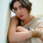 Mahira Khan Instagram - جان جاتی ہے جب ،اُٹھ کے جا تے ہو تم 🥀 Jummah Mubarak