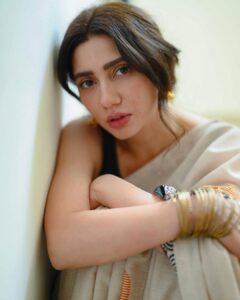 Mahira Khan Instagram - جان جاتی ہے جب ،اُٹھ کے جا تے ہو تم 🥀 Jummah Mubarak