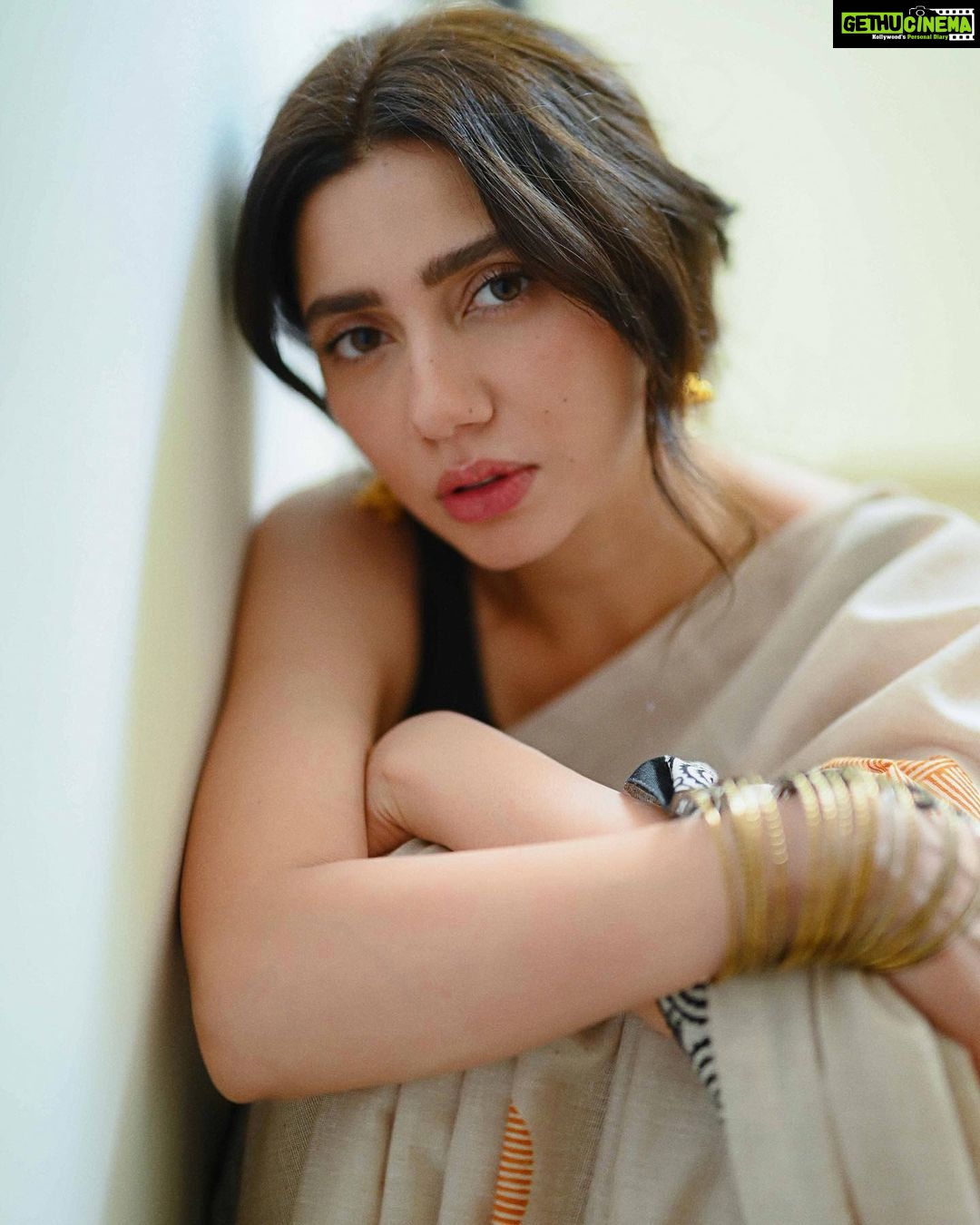 Mahira Khan Instagram - جان جاتی ہے جب ،اُٹھ کے جا تے ہو تم 🥀 Jummah Mubarak
