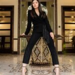 Mahira Khan Instagram - @saniamaskatiya coming through, always! 🎓♠️💋 📸 @seemabsaqibkhan 💄 @iambabarzaheer P.S If Lahore and Karachi had a ‘how fast can you make people melt’ competition - who’d win? 🥵