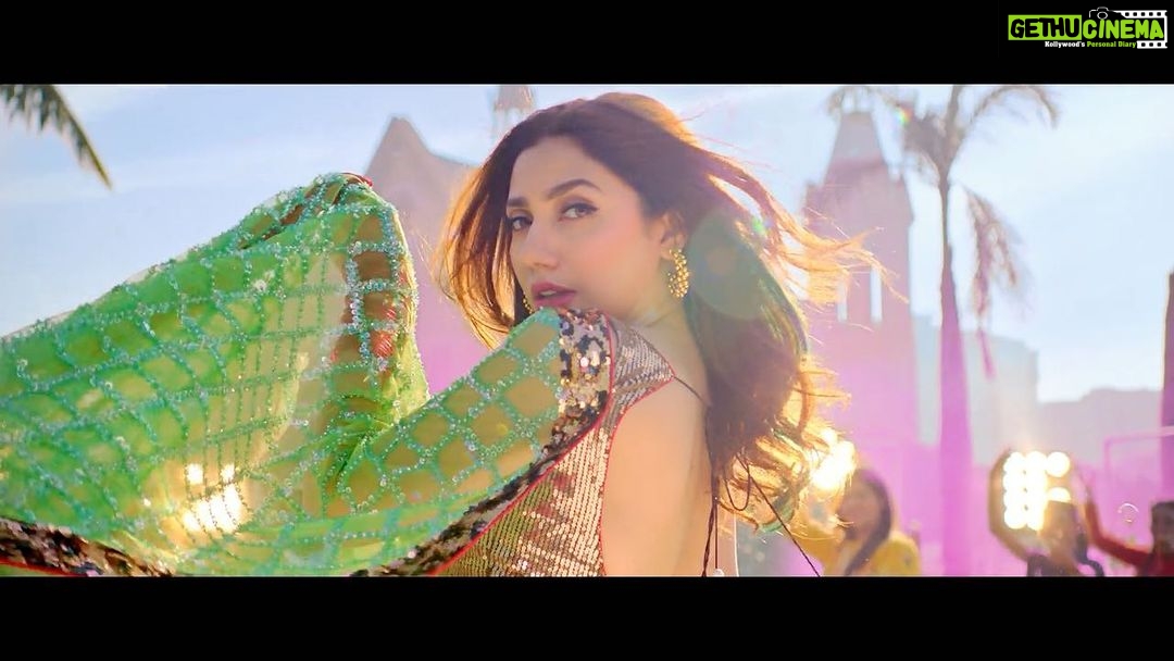 Mahira Khan Instagram - Meri photo ko Teri nazar ka deedar wallah re! Loooota re Loota re ππ½πΊπ» Quaid E Azam Zindabad - Releasing Worldwide This Eid Ul Adha! Music: Shani Arshad @shaniarshadali Singers: Aima Biag & Asrar Shah @aima_baig_official @asrarmusic Lyrics: Khawaja Danish Choreographer: Nigah Hussain @nigahjee Costumes: Nomi Ansari @nomiansari DOP: Rana Kamran @ranakamran__cinematographer Producer: Fizza Ali Meerza @fizza_meerza Director: Nabeel Qureshi @nabqur #qaz #quaideazamzindabad #filmwalapictures #vidly