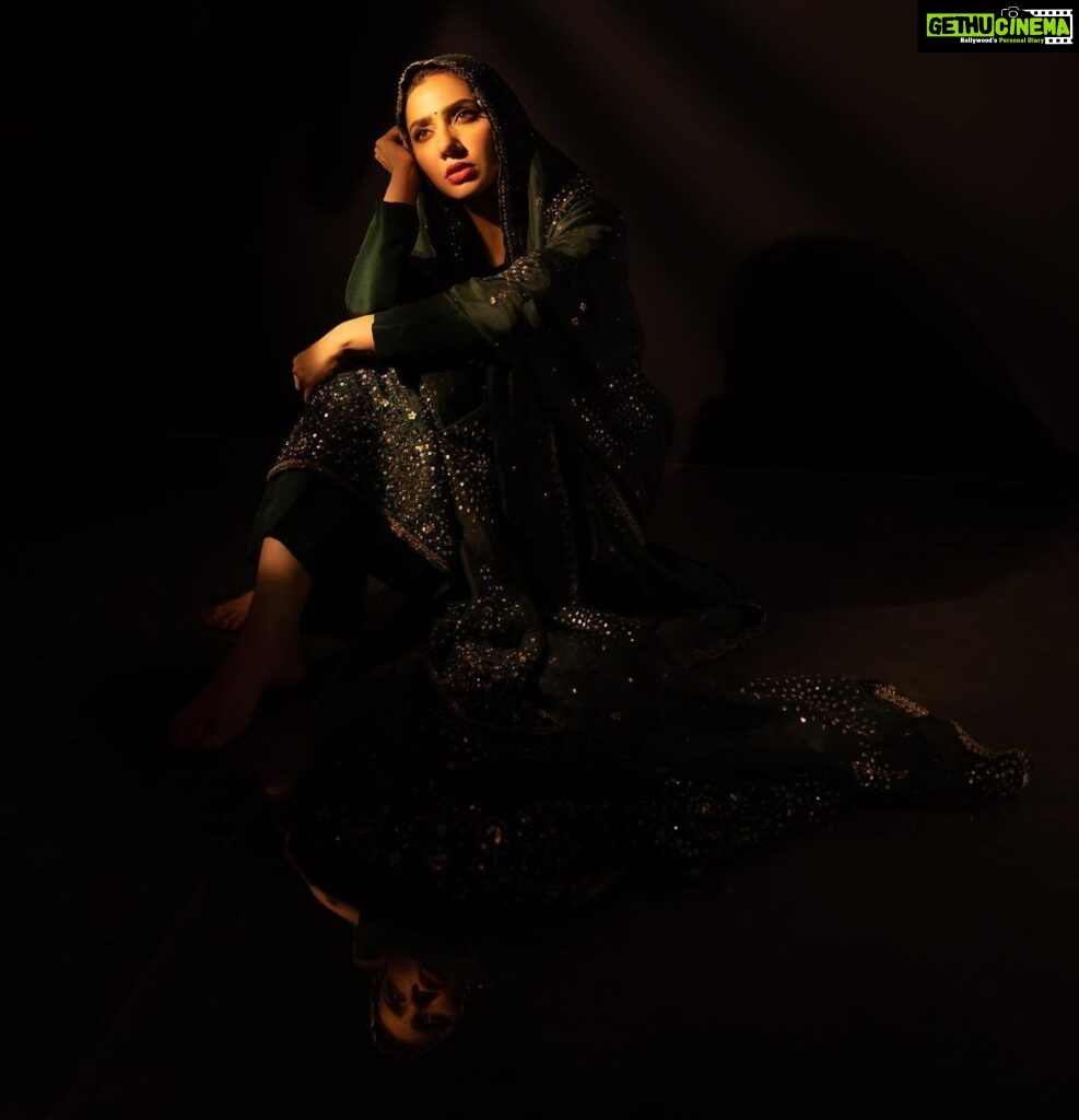 Mahira Khan Instagram - ہم کو تو اپنا سایا بھی اکثر بیزار ملا ۰۰۰