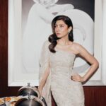 Mahira Khan Instagram - Oh @farazmanan 💋 📸 @shootmeamer 💄 @iambabarzaheer 💎 @kamyenjewellery