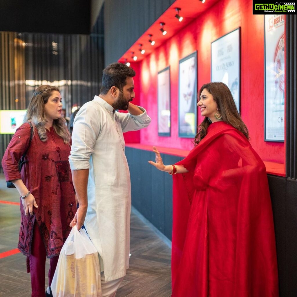 Mahira Khan Instagram - 🌹💃🏽💋 @mustafafahad26 @nabqur @fizza_meerza QuaideAzam Zindabad releasing this Eid in a cinema near you 💋🎬♥️ P.S can you guess what im telling Nabeel and Fizza? 📸 @rizwantakkhar
