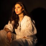 Mahira Khan Instagram - Mukkho promoting Quaid e Azam Zindabad kinda vibe 🐆 📸 @shahbazshaziofficial 👗 @sabahpretwear 💎 @ayeshaccessories 🥿 @dazzlebysarah 💄 @iambabarzaheer #quaideazamzindabad 🐅