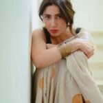 Mahira Khan Instagram - جان جاتی ہے جب ،اُٹھ کے جا تے ہو تم 🥀 Jummah Mubarak