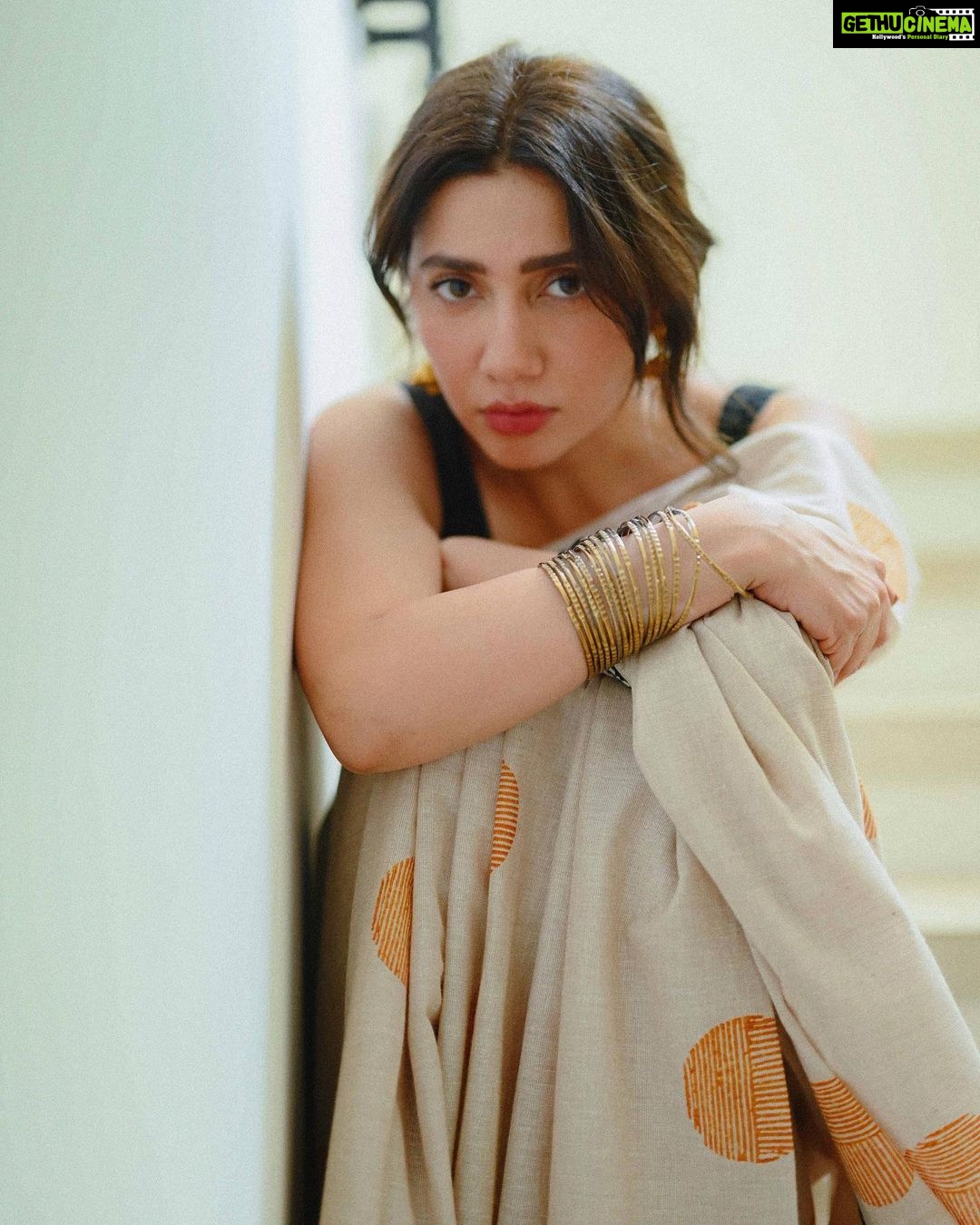 Mahira Khan Instagram - جان جاتی ہے جب ،اُٹھ کے جا تے ہو تم 🥀 Jummah Mubarak