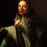 Mahira Khan Instagram - ہم کو تو اپنا سایا بھی اکثر بیزار ملا ۰۰۰