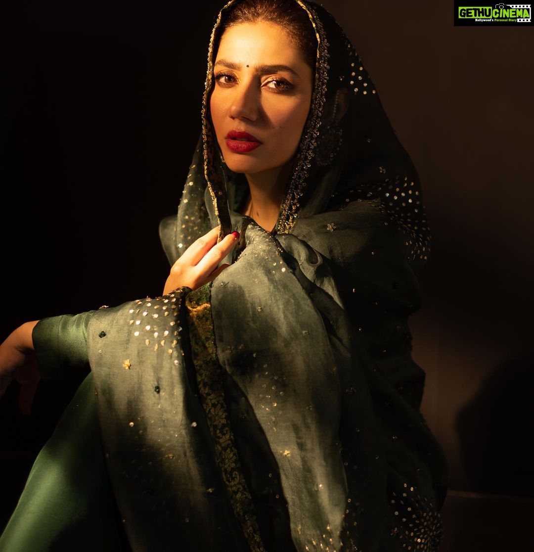 Mahira Khan Instagram - ہم کو تو اپنا سایا بھی اکثر بیزار ملا ۰۰۰