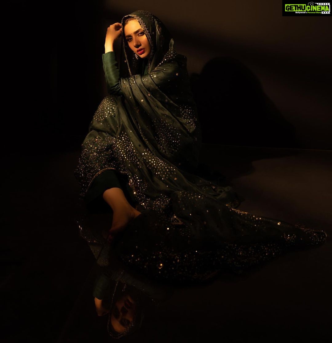 Mahira Khan Instagram - ہم کو تو اپنا سایا بھی اکثر بیزار ملا ۰۰۰