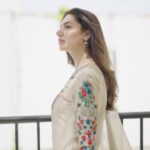 Mahira Khan Instagram - Isn’t this a lovely song and a lovelier voice.. ? @zairaali 💋 🎥 @talhahahahahaha_ you’re a star 🤩
