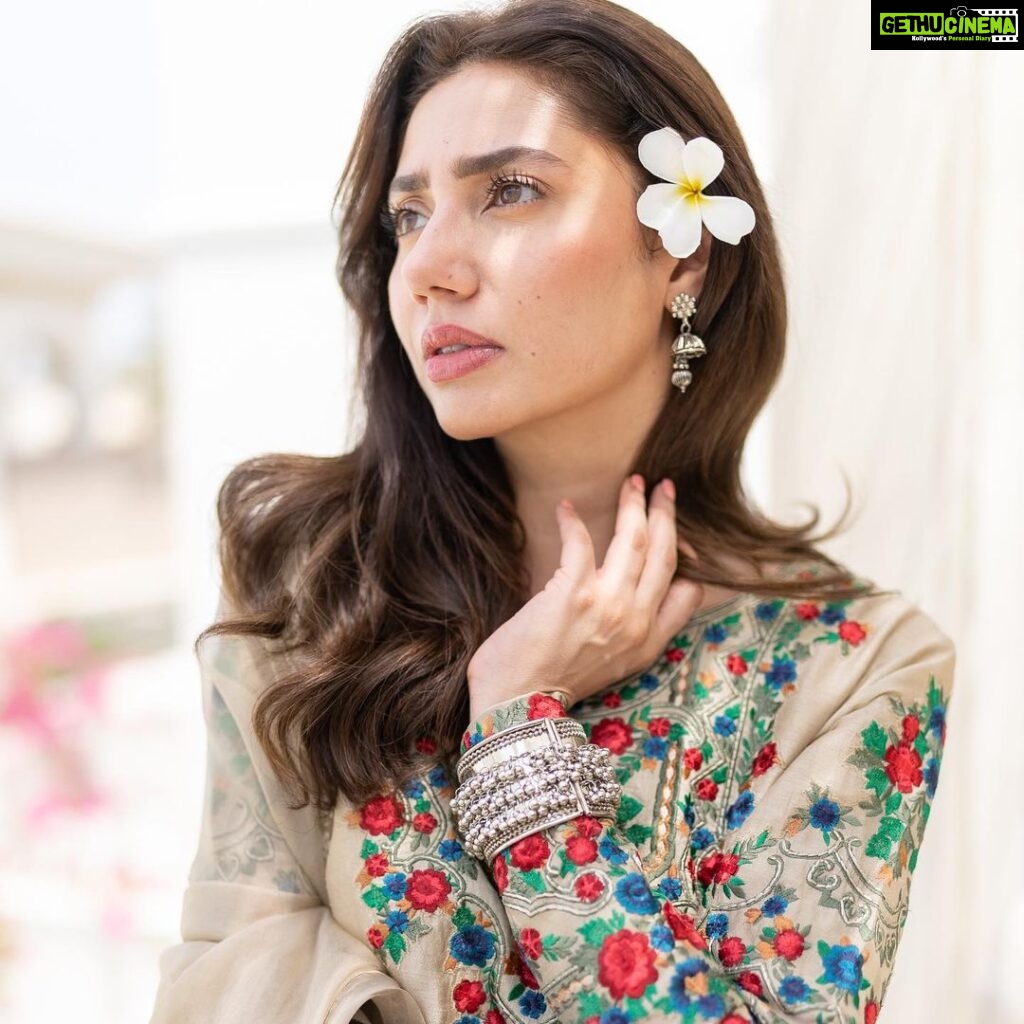 Mahira Khan Instagram - باغوں میں بہار ہے 🪷 👗 @faizasaqlain 💎 @ayeshaccessories 💄 @iambabarzaheer 📸 @talhahahahahaha_