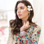 Mahira Khan Instagram - باغوں میں بہار ہے 🪷 👗 @faizasaqlain 💎 @ayeshaccessories 💄 @iambabarzaheer 📸 @talhahahahahaha_