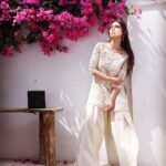 Mahira Khan Instagram - Bring back the big shalwars and choti kameez🫰🏼 👗 @iqbalhussainofficial 💄 @iambabarzaheer 📸 @shahbazshaziofficial