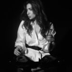 Mahira Khan Instagram - I never meant to cause you any sorrow I never meant to cause you any pain’ I only wanted to, one time to see you laughing … 🎧 📸 @shahbazshaziofficial 💄 @iambabarzaheer