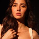 Mahira Khan Instagram - Goodnight 💋 📸 @shahbazshaziofficial ( sorry couldn’t wait for the corrected images, raw not bad too na? ) 💄 @iambabarzaheer