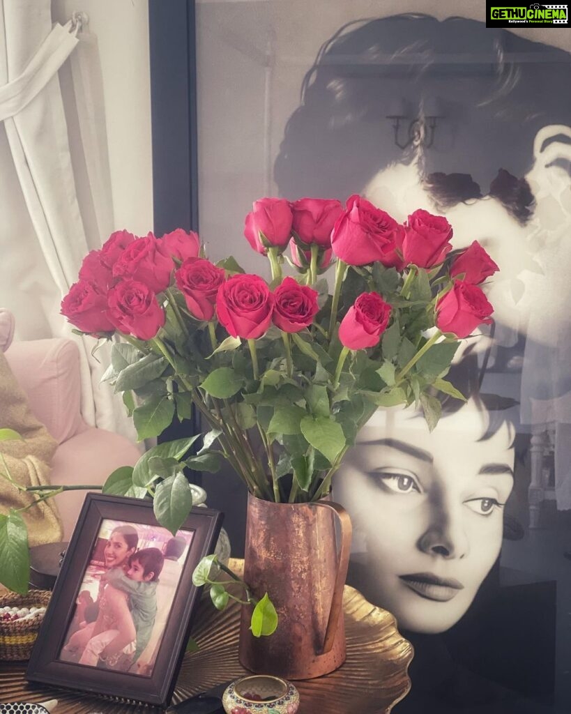 Mahira Khan Instagram - A realist could never.. 🌹 Romance