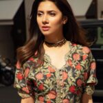 Mahira Khan Instagram - As usual it went 🍇 👗 @saniamaskatiya 💎 @ayeshaccessories 💄 @famidamua 💇🏻‍♀️ @aamirnaveedhair 📸 @shakeelbinafzal