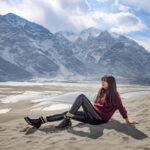 Mahira Khan Instagram - Pakistan, The Land of Hidden Treasures.. 🇵🇰🗻🌊🌖💕☘️ The video is out on Youtube, check the link in bio. Make up - @anamfarooqkhan_makeup Hairstylist - @nidakhan.hairstylist 📸 @shahbazshaziofficial Styling @arbaqanchangezi @ahadrazamir @pakistanexpo2020 #PakistanTheLandofHiddenTreasures #PakistanPavilion #Expo2020 #Expo2020dubai