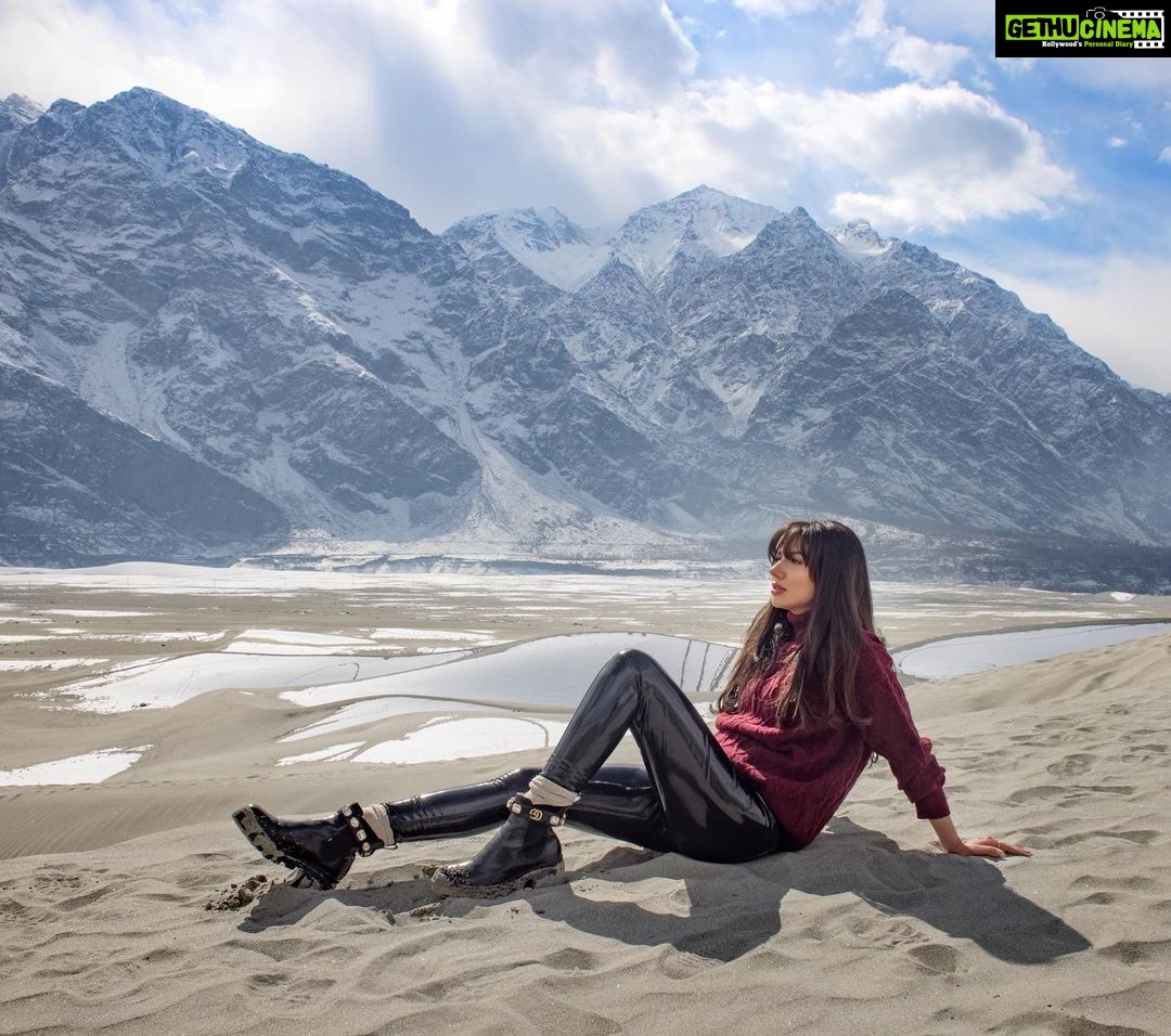 Mahira Khan Instagram - Pakistan, The Land of Hidden Treasures.. 🇵🇰🗻🌊🌖💕☘️ The video is out on Youtube, check the link in bio. Make up - @anamfarooqkhan_makeup Hairstylist - @nidakhan.hairstylist 📸 @shahbazshaziofficial Styling @arbaqanchangezi @ahadrazamir @pakistanexpo2020 #PakistanTheLandofHiddenTreasures #PakistanPavilion #Expo2020 #Expo2020dubai