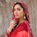 Mahira Khan Instagram - SS Luxury Lawn’22 by Hussain Rehar – رھگولی is Live Now! Book your favourite articles from this splendid collection for the upcoming summer season! ✨ https://www.hussainrehar.com/collections/rahgoli #hussainrehar #rahgoli #luxurylawn22 #luxurylawnbyhussainrehar #unstitched