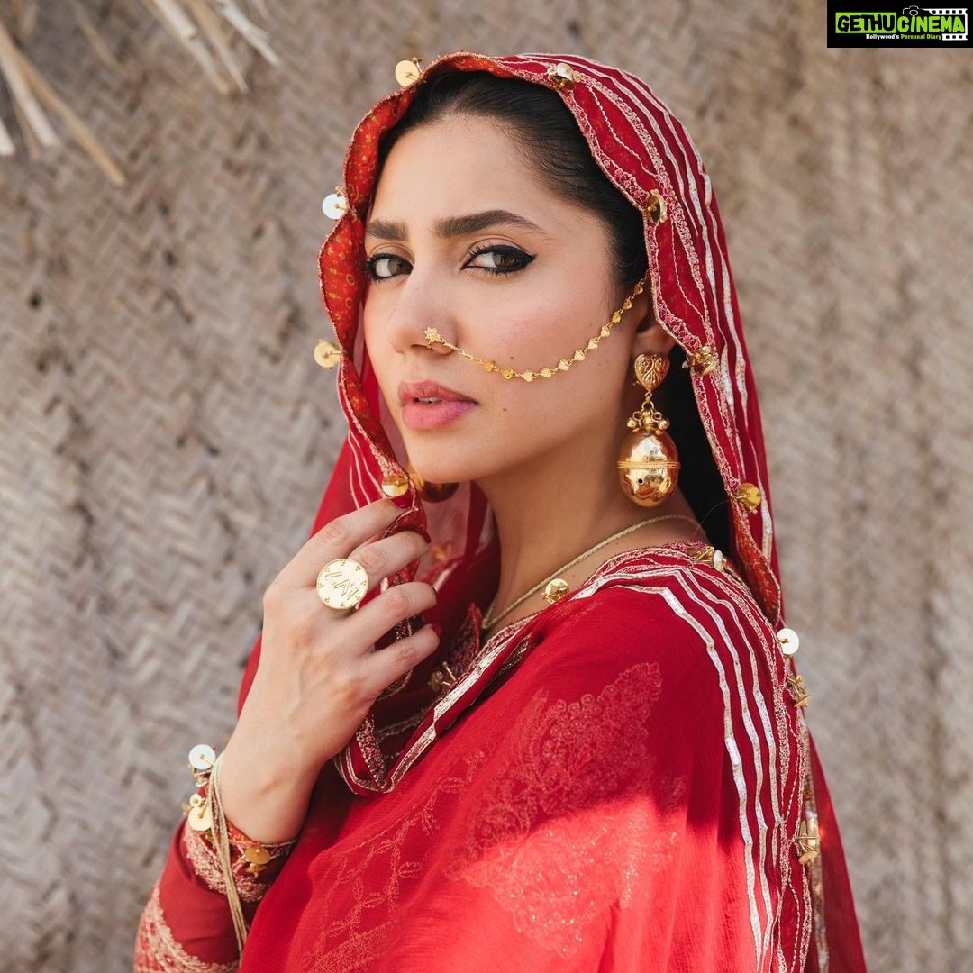 Mahira Khan Instagram - SS Luxury Lawn’22 by Hussain Rehar – رھگولی is Live Now! Book your favourite articles from this splendid collection for the upcoming summer season! ✨ https://www.hussainrehar.com/collections/rahgoli #hussainrehar #rahgoli #luxurylawn22 #luxurylawnbyhussainrehar #unstitched
