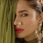 Mahira Khan Instagram - SS Luxury Lawn’22 by Hussain Rehar ❤️‍🔥   @hussainrehar.official @hussainrehar Videography @shakeelbinafzal Make up : @iambabarzaheer Hair @nidakhan.hairstylist Jewellery: @jewelicious_ Styling: @yash645 Concept: @hussainrehar   #hussainrehar #rahgoli #luxurylawn22 #luxurylawnbyhussainrehar #unstitched #mahirakhan #comingsoon