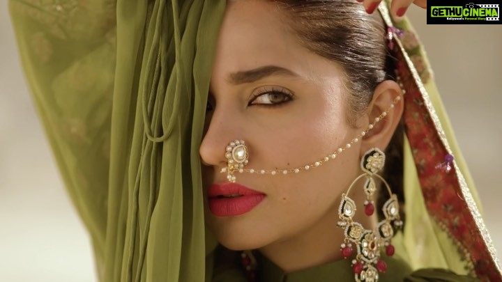 Mahira Khan Instagram - SS Luxury Lawn’22 by Hussain Rehar ❤️🔥 @hussainrehar.official @hussainrehar Videography @shakeelbinafzal Make up : @iambabarzaheer Hair @nidakhan.hairstylist Jewellery: @jewelicious_ Styling: @yash645 Concept: @hussainrehar #hussainrehar #rahgoli #luxurylawn22 #luxurylawnbyhussainrehar #unstitched #mahirakhan #comingsoon