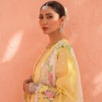 Mahira Khan Instagram - 💌 Zara ShahJahan Lawn 🕊️✨ @zarashahjahanofficial 💌 💄 @iambabarzaheer 💇🏻‍♀️ @mubsher.bhatti 📸 @sajallsajjad 🎨 @hashimali90 Styling @haajira.ahmad Lahore - The City of Gardens
