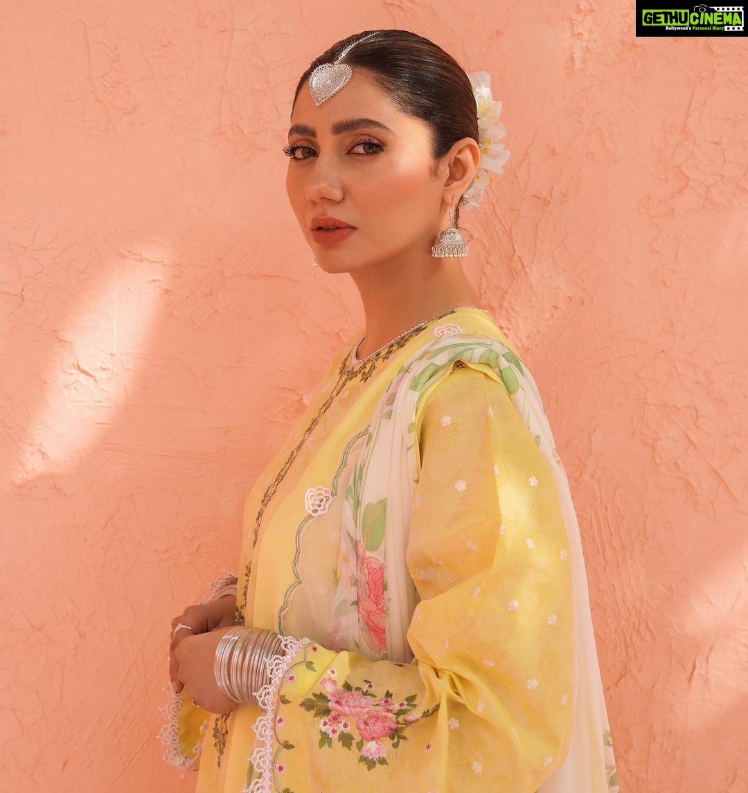 Mahira Khan Instagram - π Zara ShahJahan Lawn ποΈβ¨ @zarashahjahanofficial π π @iambabarzaheer ππ»ββοΈ @mubsher.bhatti πΈ @sajallsajjad π¨ @hashimali90 Styling @haajira.ahmad Lahore - The City of Gardens