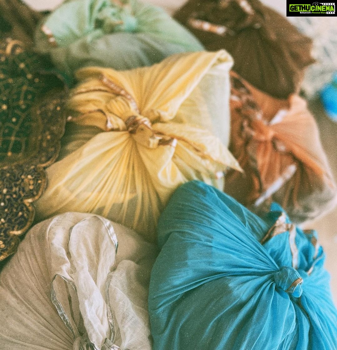 Mahira Khan Instagram - As a little girl, going through ama’s potlis was my favorite thing to do. I’d put on all her ghararas, her saris.. couldn’t wait till they’d fit me properly. Would make up scenarios of different places I’d wear them to. And God have I worn all of them again and again and again. There is something so precious about heirlooms. To wear the dupatta your mother once wore in her youth.. to put on a sari your nani only kept for special occasions.. or the gharara you got because your phopo says - you’re the daughter she didn’t have’ .. Aaah.. tender mercies x 🌺🌹🌻🌸 میری اماں کی پوٹلی 🕊 Ghar me hi idhar udhar