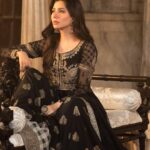 Mahira Khan Instagram - Main Teri Aan 🕊🌹🤍 First look of Maria B luxury Lawn..a beautiful collection, dedicated to our motherland ♥️ @mariabofficial @_mariab_fatimab_ ♥️ Make up @iambabarzaheer Hair @iamazeemabbasi Videographer @okbfilms Jewelry: Maria.B. Jewelry Singer: Sanam Marvi @sanammarvimusic #MariaB #BrandOfPakistan #MariaBLawn #MariaBXMahiraKhan #LuxeLawn #SanamMarvi