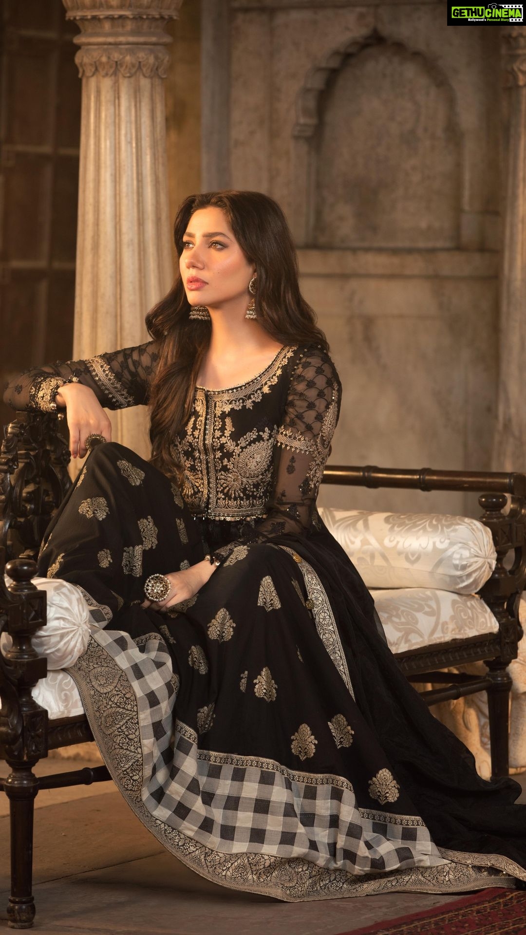 Mahira Khan Instagram - Main Teri Aan 🕊🌹🤍 First look of Maria B luxury Lawn..a beautiful collection, dedicated to our motherland ♥️ @mariabofficial @_mariab_fatimab_ ♥️ Make up @iambabarzaheer Hair @iamazeemabbasi Videographer @okbfilms Jewelry: Maria.B. Jewelry Singer: Sanam Marvi @sanammarvimusic #MariaB #BrandOfPakistan #MariaBLawn #MariaBXMahiraKhan #LuxeLawn #SanamMarvi