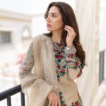 Mahira Khan Instagram - باغوں میں بہار ہے 🪷 👗 @faizasaqlain 💎 @ayeshaccessories 💄 @iambabarzaheer 📸 @talhahahahahaha_