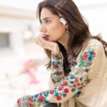 Mahira Khan Instagram - باغوں میں بہار ہے 🪷 👗 @faizasaqlain 💎 @ayeshaccessories 💄 @iambabarzaheer 📸 @talhahahahahaha_