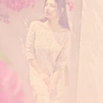 Mahira Khan Instagram - Bring back the big shalwars and choti kameez🫰🏼 👗 @iqbalhussainofficial 💄 @iambabarzaheer 📸 @shahbazshaziofficial